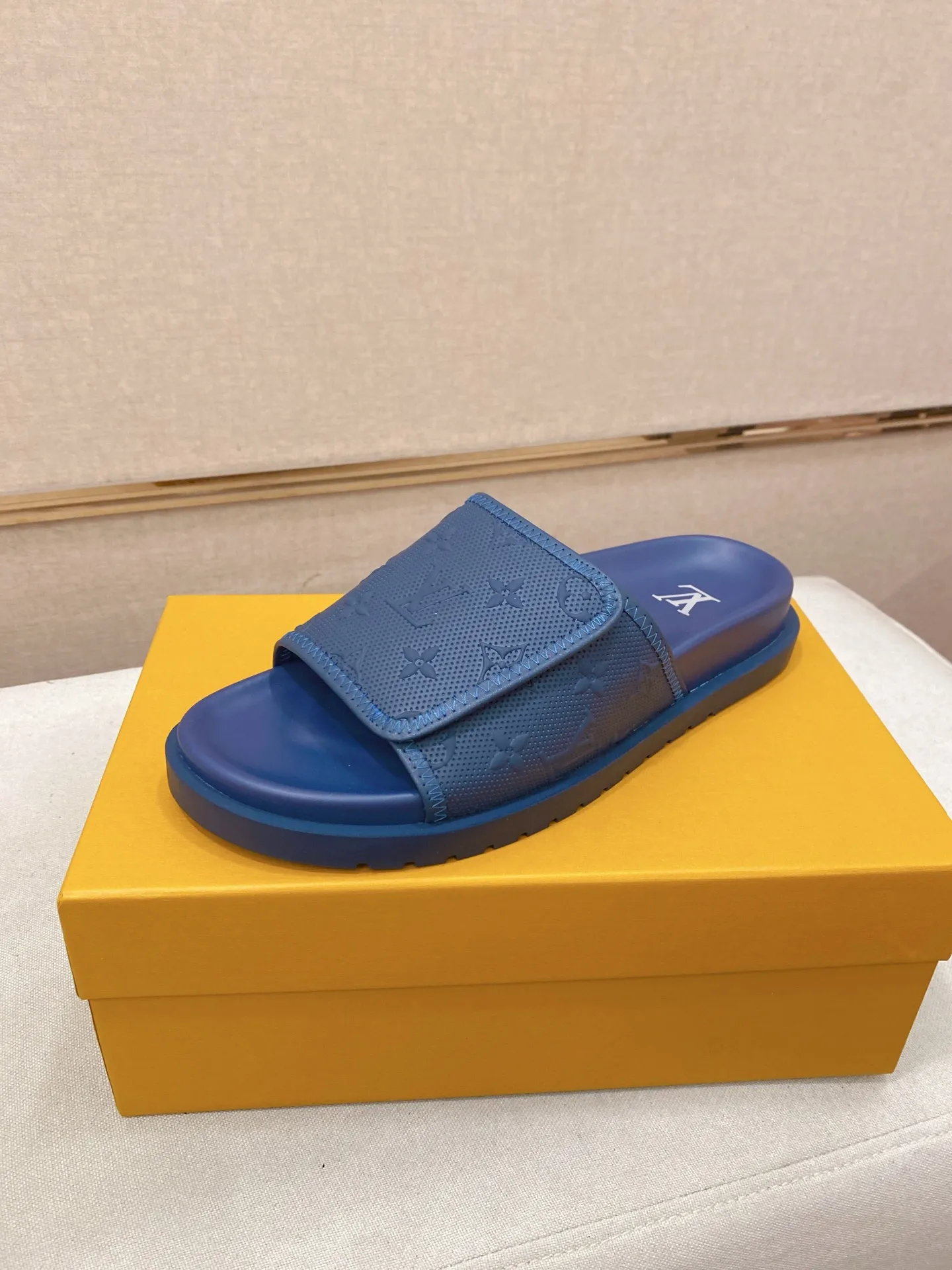 Men's shoes💰: 320💰Made by LV🔍Top purchasing agent, men's spring and summer slippers are available at the same counter. The uppers are made of cowhide imported from Italy, with logo graphics and high-quality craftsmanship. Soles: original soles specially provided by the original factory. Exclusive molded soles are super comfortable. Original goods with single order, 🔍🔍high quality, you can enter and exit the counter at will. Welcome to compare, code number 38-44.